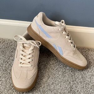Reebok NWOT Beige and Light Blue Sneakers 8.5